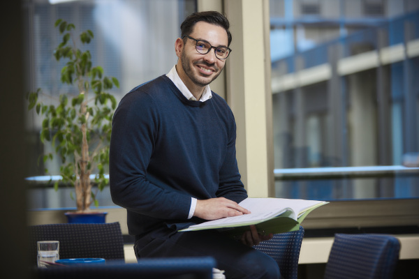 Dennis, Verwaltungsangestellter