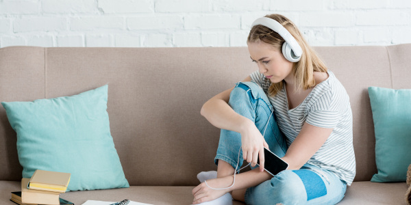 Mädchen hört Musik
