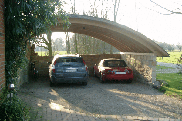 Carport mit zwei Autos
