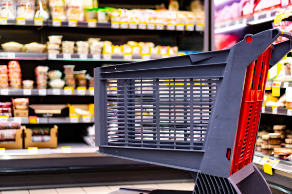 Leerer Einkaufwagen im Supermarkt