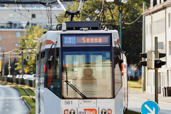 Stadtbahn steht an Haltestelle