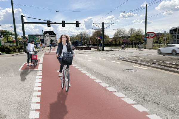 Visualisierung der Bikelane auf der Artur-Ladebeck-Straße auf Höhe der Kreuzung Quellenhofweg/Friedrich-List-Straße (Blickrichtung Brackwede).
