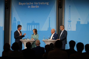 v.l. OB Christian Schuchardt mit Elisabeth Kaiser, Parlamentarische Staatssekretärin im Bundesministerium für Wohnen, Stadtentwicklung und Bauwesen, Pit Clausen, OB der Stadt Bielefeld und Prof. Dr. Jürgen Aring. Foto: Alia Gurski