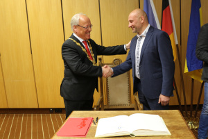 Anatolii Bondarenko hat sich in das Goldene Buch der Stadt Bielefeld eingetragen.