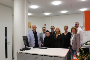 Sozialdezernent Ingo Nürnberger, Kadim Uzunyayla (Koordination Kommunales Integrationsmanagement), Veronika Voigt-Steinbrich (Koordination Willkommen-Büro Diakonie für Bielefeld), Friedrich Geller (Kaufmännische Leitung DRK Kreisverband Bielefeld e.V.), Susanne Luck (Geschäftsführerin Diakonie für Bielefeld), Kirsten Hopster (Vorstand AWO Kreisverband Bielefeld e.V.), Gisela Krutwage (Leiterin Sozialamt), Ulrich Paus (Vorstand Caritasverband Bielefeld e.V.)