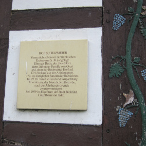 Kurzer geschichtlicher Abriss auf einer Tafel am Haupthaus