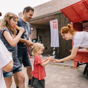 Bei der Veranstaltung "Der Teuto ruft..." bekommt ein kleines Mädchen ein Eis überreicht.