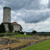 Obere Burg mit Ausgrabungsfläche; © Stadt Bielefeld Umweltamt